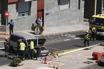 Un vehículo vuelca en Salinetas tras chocar contra una farola/TA.
